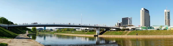 A ponte de passeio da cidade de Vilnius com arranha-céus — Fotografia de Stock