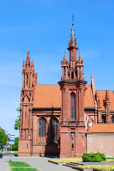 Kostel svaté Anny a bernardinu v městě vilnius — Stockfoto