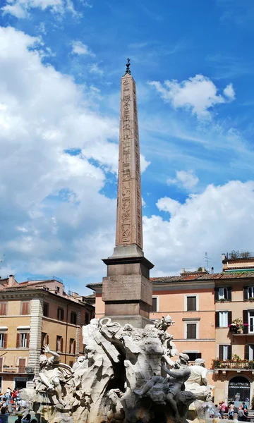 Skulpturer i Rom stad navona plats på den 29 maj, 2014 — Stockfoto