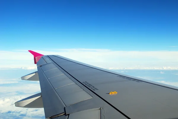 L'aile de l'avion dans le ciel — Photo