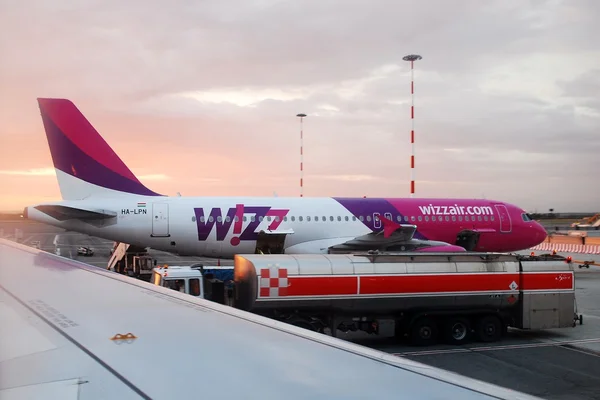 Spätabends Wizzair am Flughafen Rom Fiumicino — Stockfoto