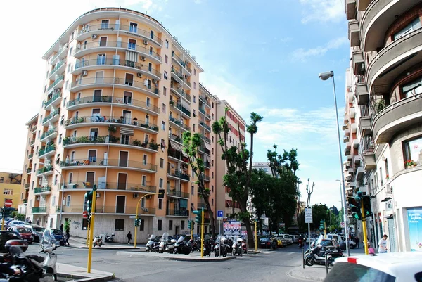 På gatan i Rom stad bostadshus — Stockfoto