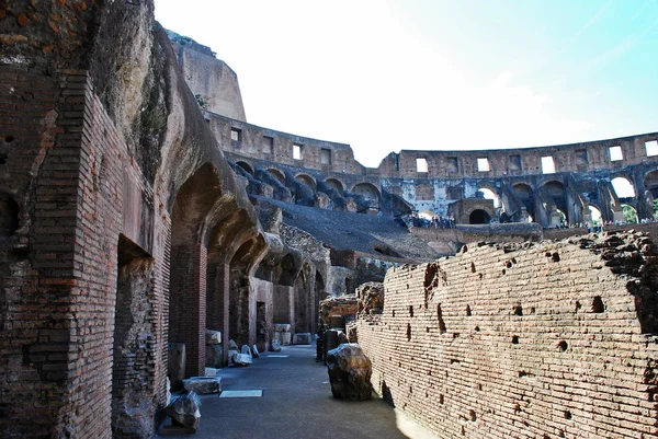 Coliseu foi construído no primeiro século na cidade de Roma . — Fotografia de Stock