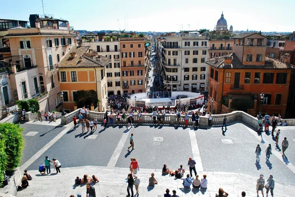 Turistas en la ciudad de Roma visitando los escalones españoles el 29 de mayo de 2014 —  Fotos de Stock