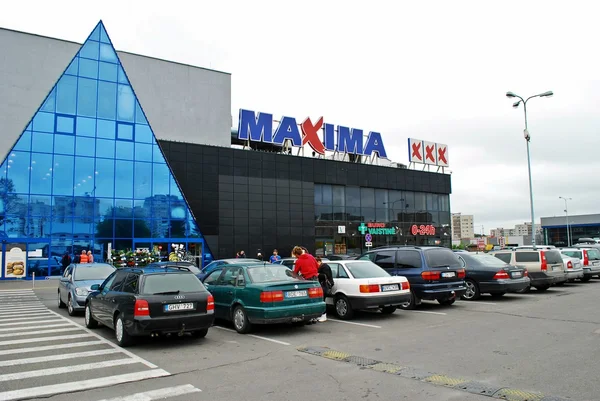 Centro comercial Máxima en la ciudad de Vilnius calle Ukmerges — Foto de Stock