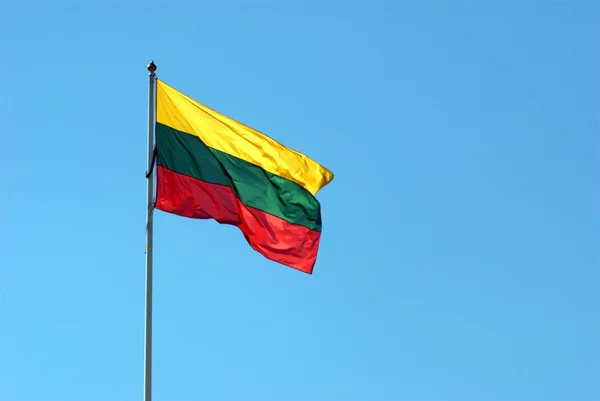 Lituânia bandeira no céu acenando ao vento — Fotografia de Stock