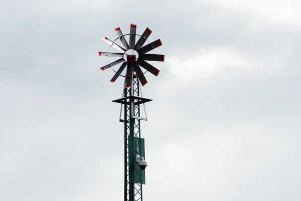 Hemel met een oorspronkelijke windgenerator molen energie — Stockfoto