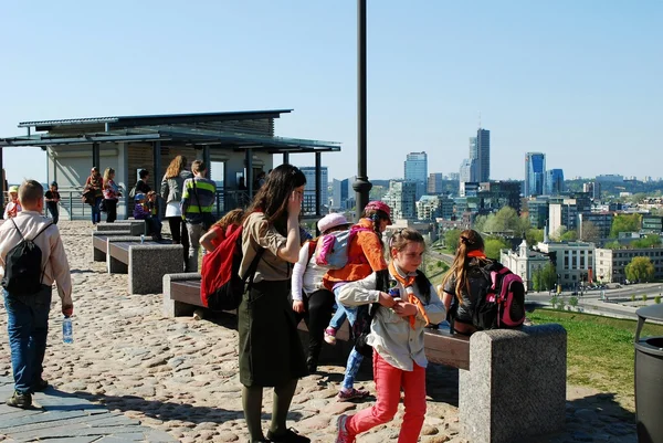 Toeristen op de gediminas kasteel heuvel in vilnius stad — Stockfoto