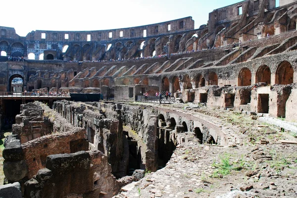 Colosseo è stato costruito nel primo secolo nella città di Roma . — Foto Stock