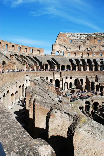 Colosseum werd gebouwd in de eerste eeuw in rome stad. — Stockfoto