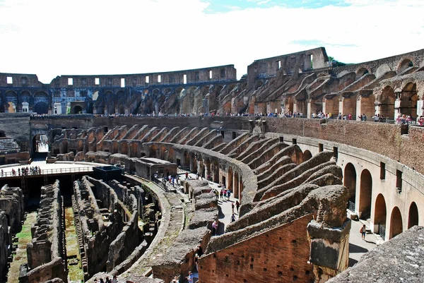 Koloseum dibangun pada abad pertama di kota Roma . — Stok Foto