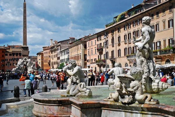 Туристів в Римі-місто П'яцца Навона розмістити на 29 травня 2014 — стокове фото