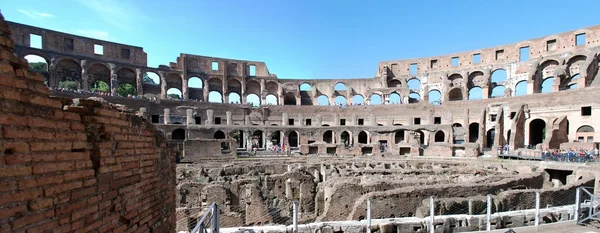 Colosseum werd gebouwd in de eerste eeuw in rome stad. — Stockfoto