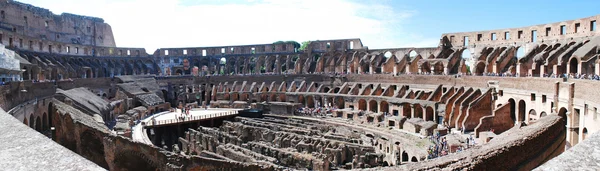 Colosseo è stato costruito nel primo secolo nella città di Roma . — Foto Stock