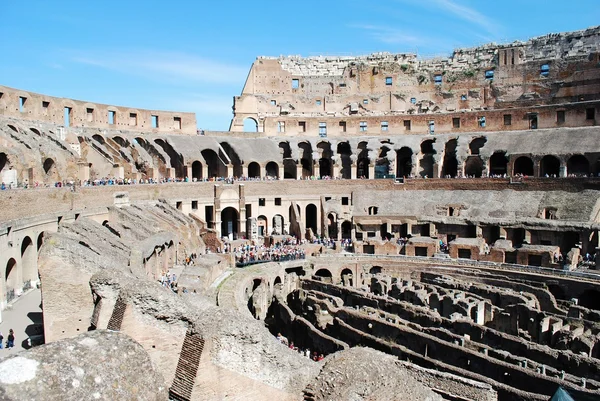 Colosseo è stato costruito nel primo secolo nella città di Roma . — Foto Stock