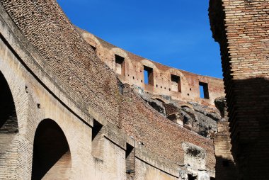 Kolezyum, Roma şehir içinde ilk yüzyılda inşa edilmiş.
