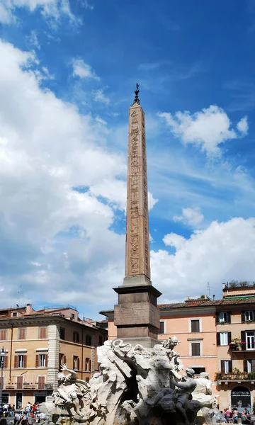 Heykeller üzerinde 29 Nisan 2014 da Roma şehir navona yerinde — Stok fotoğraf