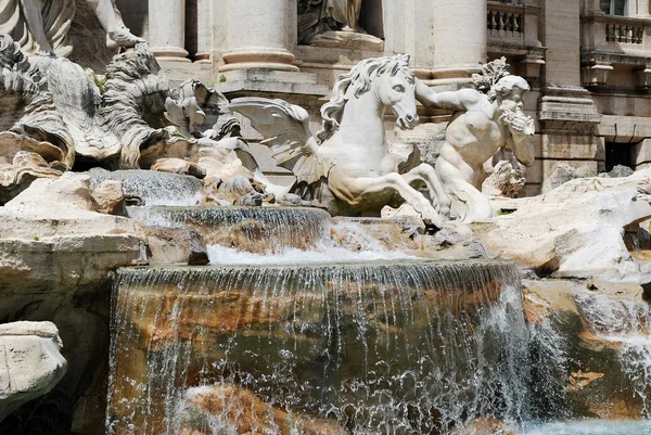 Fountain di Trevi - famoso lugar de Roma —  Fotos de Stock