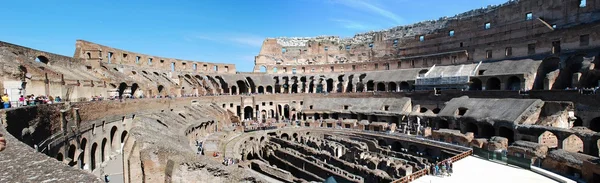 Colosseum byggdes upp under det första århundradet i Rom stad. — Stockfoto
