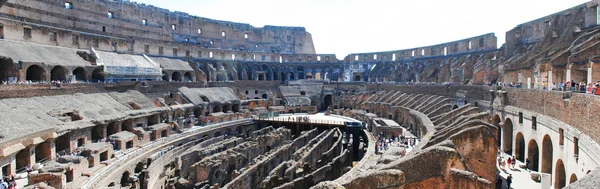 Colosseo è stato costruito nel primo secolo nella città di Roma . — Foto Stock