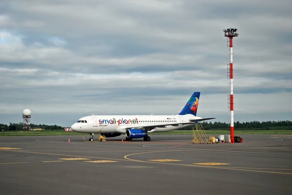 Kleiner Planet am späten Abend am Flughafen von Vilnius — Stockfoto