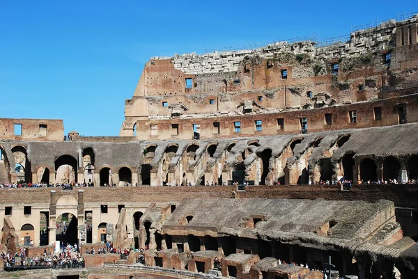 Colosseum werd gebouwd in de eerste eeuw in rome stad. — Stockfoto