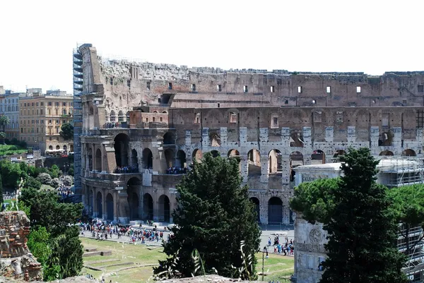 コロッセオは、ローマ市内で最初の世紀に建てられました。. — ストック写真