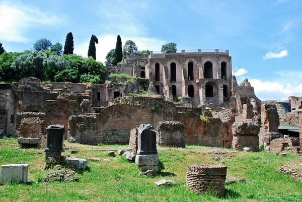 Ruinas de la antigua y hermosa ciudad Roma — Foto de Stock