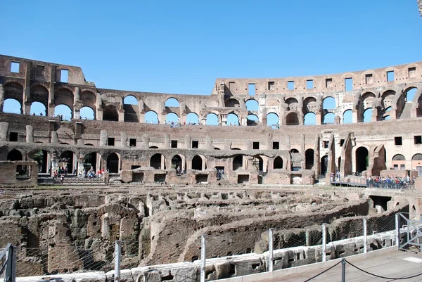 Colosseo è stato costruito nel primo secolo nella città di Roma . — Foto Stock