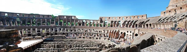 Coliseo fue construido en el siglo I en la ciudad de Roma . —  Fotos de Stock