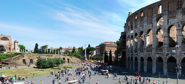 Coliseo fue construido en el siglo I en la ciudad de Roma . —  Fotos de Stock