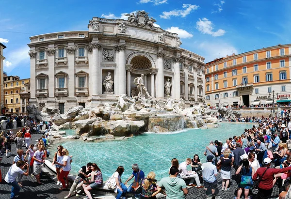 Di trevi - Roma'nın en ünlü yer çeşme — Stok fotoğraf