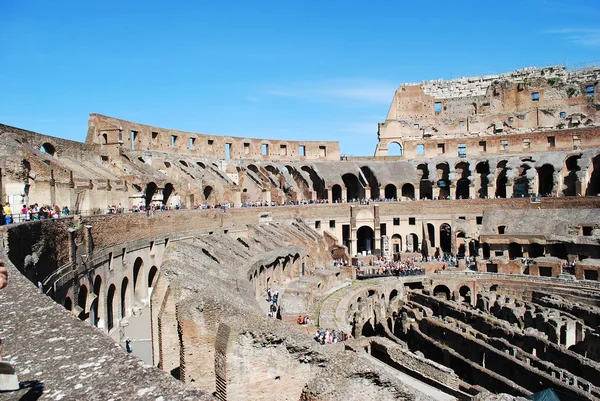Koloseum został zbudowany w pierwszym wieku miasto Rzym. — Zdjęcie stockowe