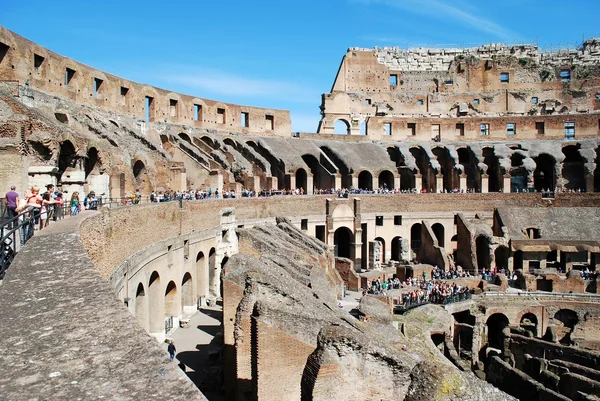 Colosseo è stato costruito nel primo secolo nella città di Roma . — Foto Stock