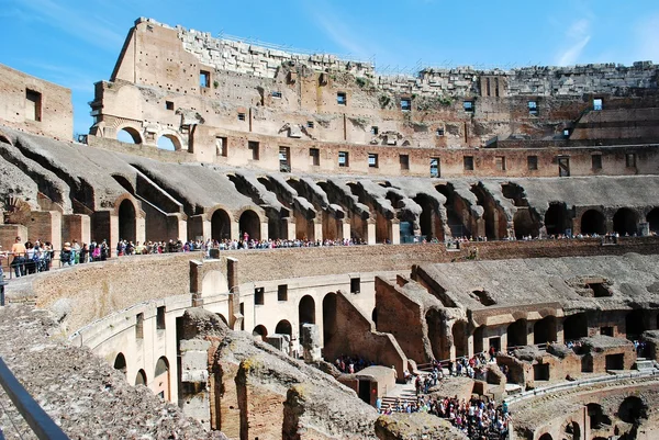 Colosseum werd gebouwd in de eerste eeuw in rome stad. — Stockfoto