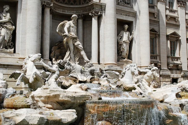 Di trevi - ünlü Roma'nın yer çeşme — Stok fotoğraf