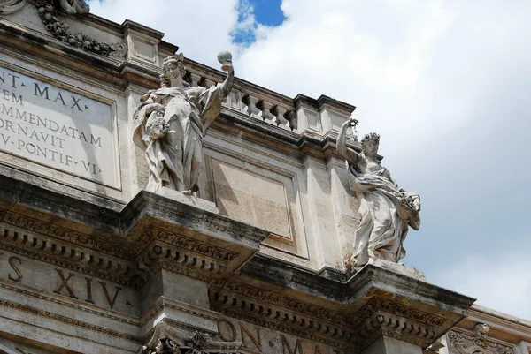 Fountain di Trevi - famoso lugar de Roma —  Fotos de Stock