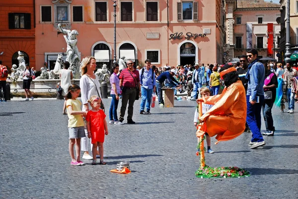 Touristen in der Stadt Navona am 29. Mai 2014 — Stockfoto