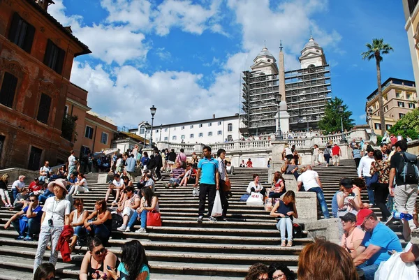 Touristen in Rom besuchen am 29. Mai 2014 die Spanische Treppe — Stockfoto