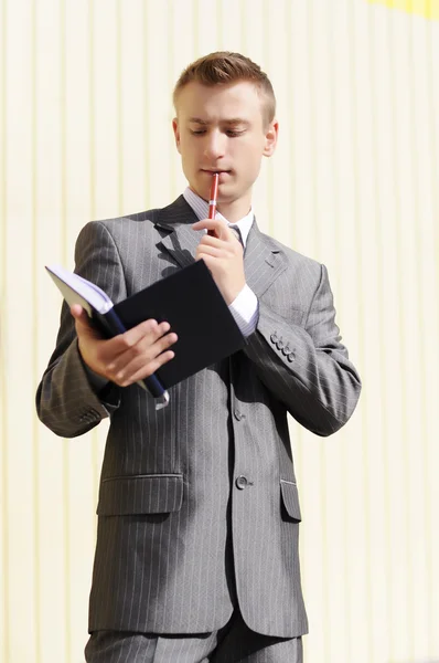 Geschäftsmann hält Notizbuch in der Hand — Stockfoto