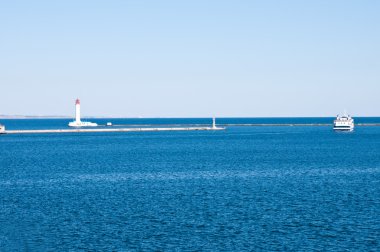Deniz feneri ve gemi