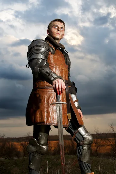 Caballero sosteniendo su espada — Foto de Stock