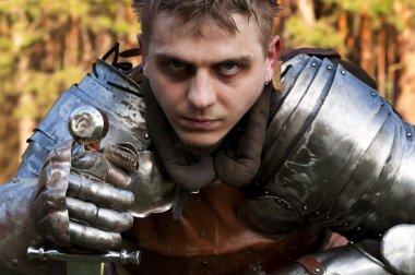Knight holding kılıç