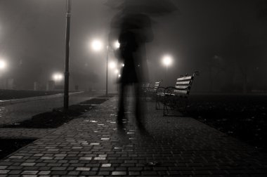 şemsiye gece parkta bir erkekle