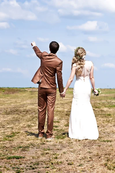 evli çift çim bir ellerimi