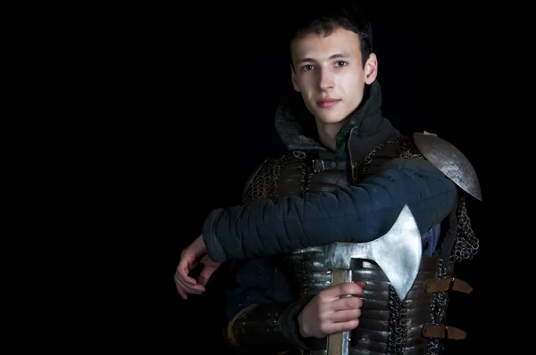 savaşçı kılıcını bir siyah arka plan üzerinde tutan