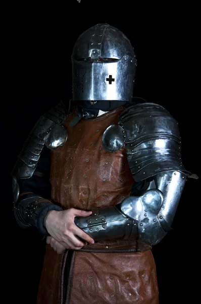 Warrior krijger met helm op een zwarte achtergrond — Stockfoto