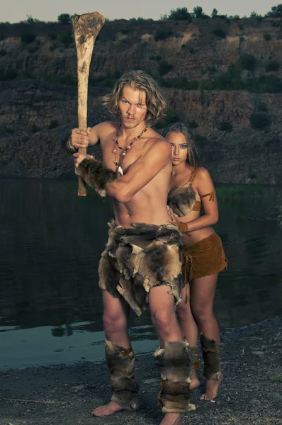 ilkel insan bir kulüp tutarak onun kadın savundu.