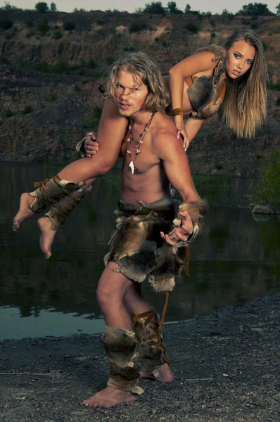 ilkel insan onun kadın omzunda taşıyan.