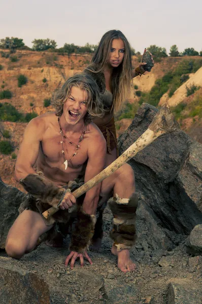 ilkel insan bir kulüp tutarak onun kadın savundu.